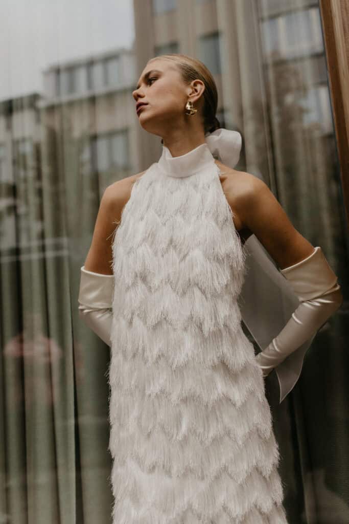 Elegantes, schlichtes Standesamtkleid mit Wellenmuster von Marylise